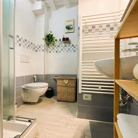 Red Lily Apartment Florence